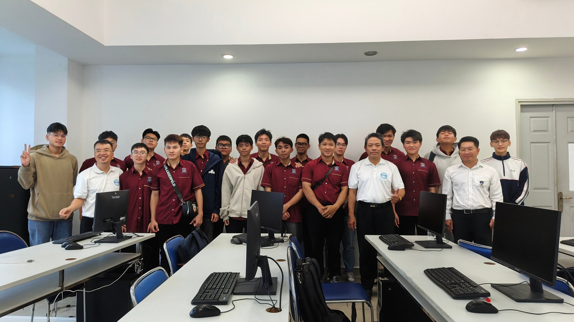Đội ngũ kỹ sư và học viên